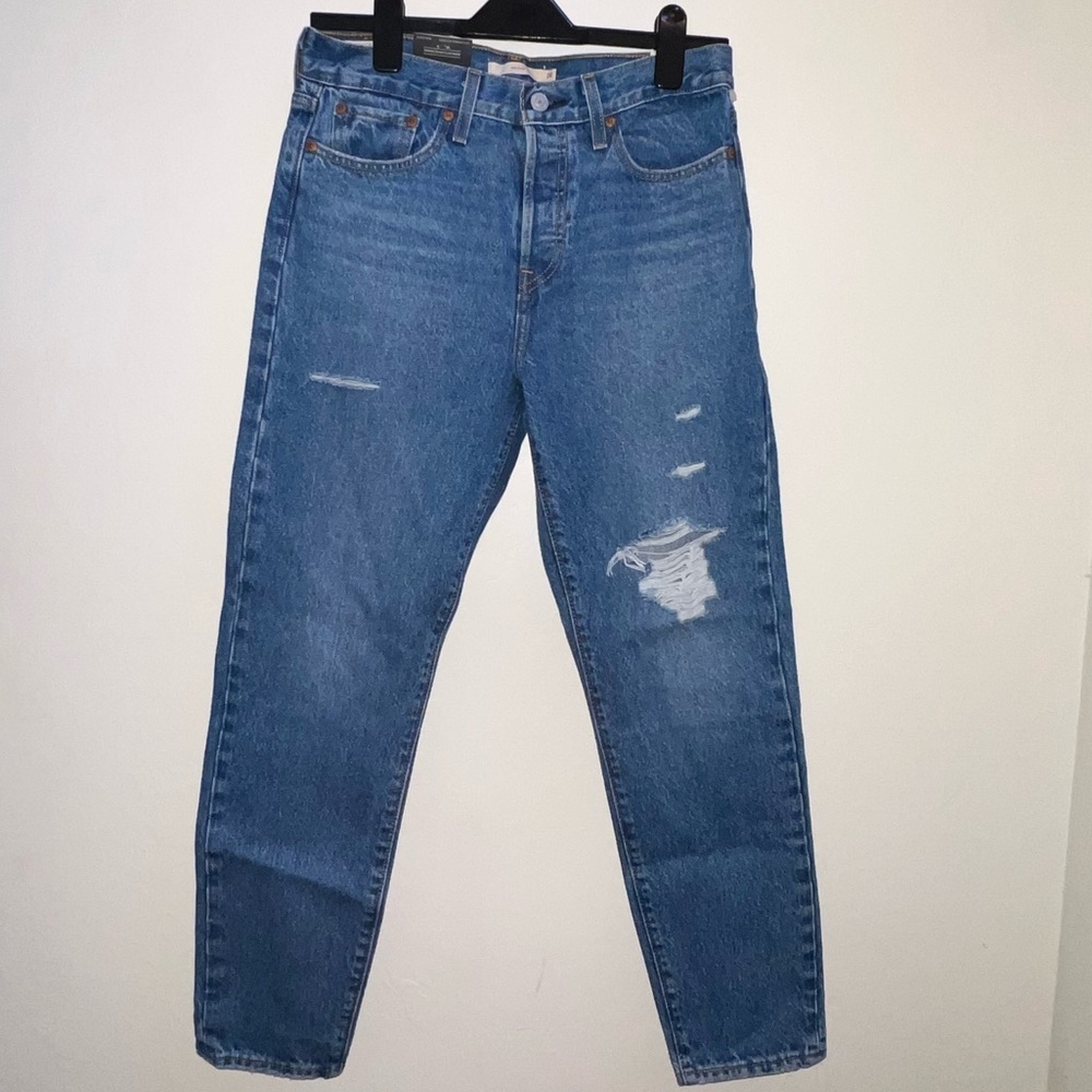 Levi’s 28 Blue Distressed‎ Jeans wedgie fit